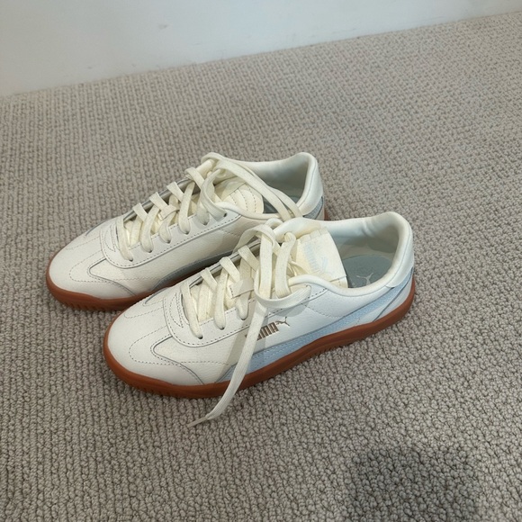 Puma women’s sneakers, 7.5 - Picture 2 of 6